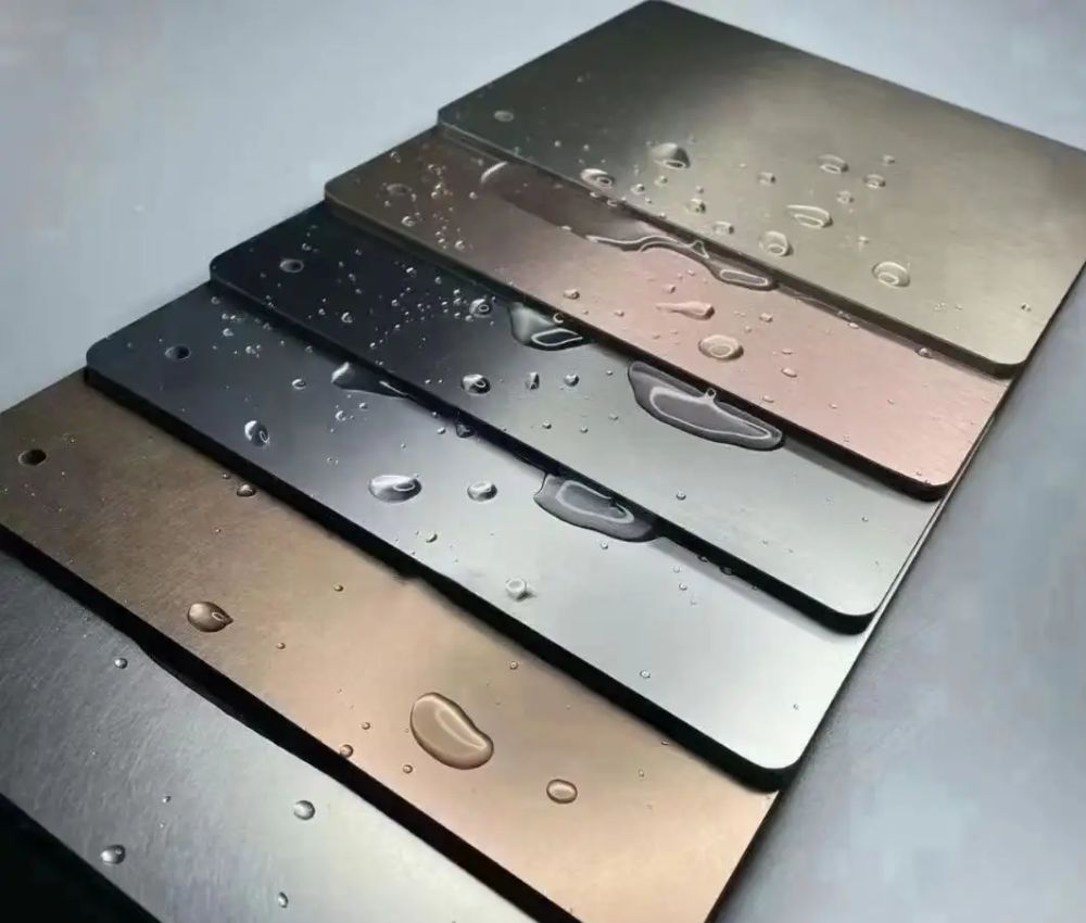 Người dùng cần kiểm tra kỹ bề mặt kim loại tấm ốp