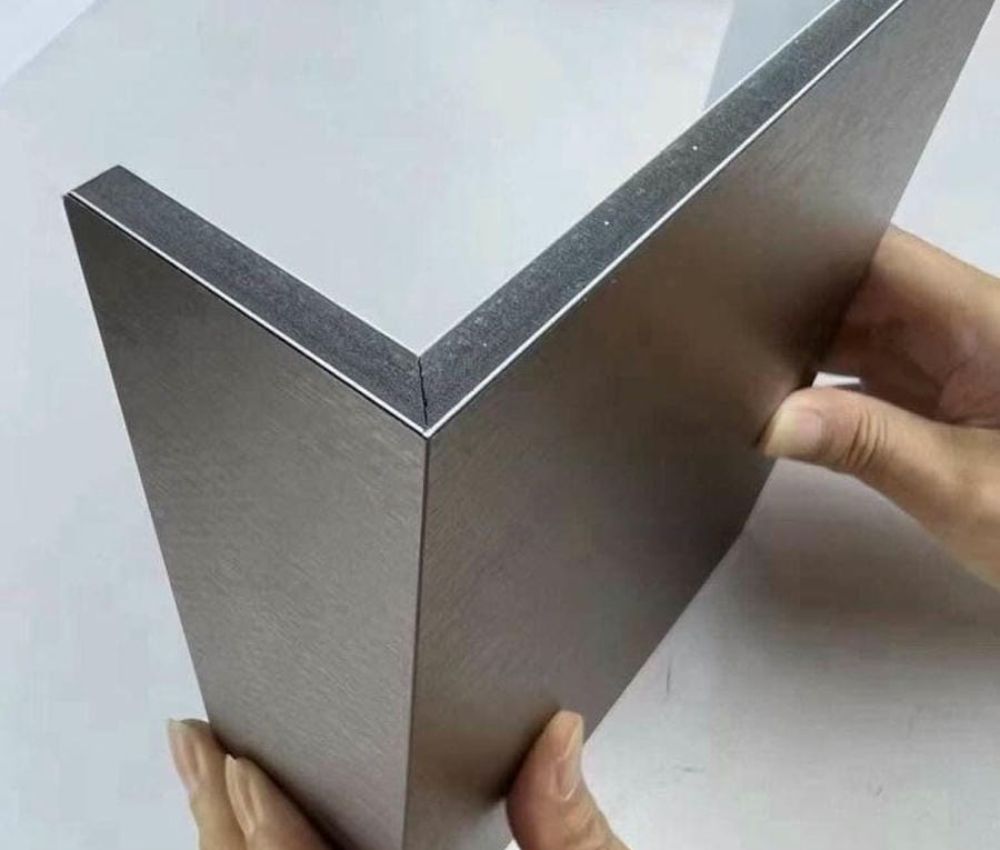 Độ dày tấm ốp là yếu tố ảnh hưởng trực tiếp đến giá bán