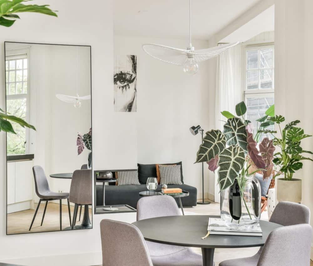 Phòng khách có diện tích nhỏ nên decor gương để mở rộng cảm giác không gian