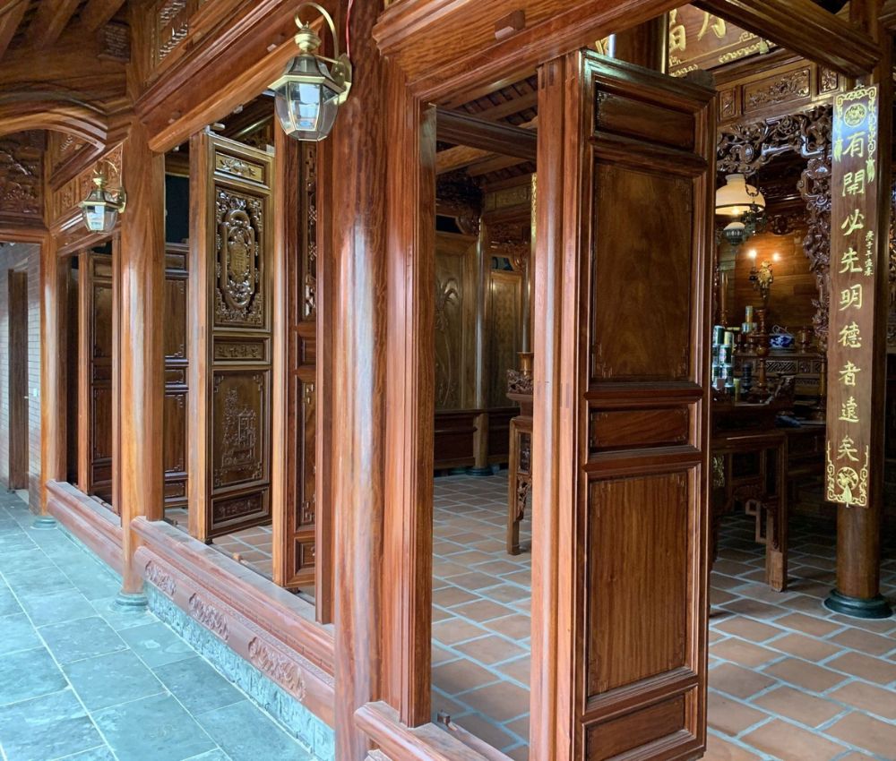 Hướng cửa phòng thờ nên được lựa chọn dựa trên mệnh và quẻ của gia chủ