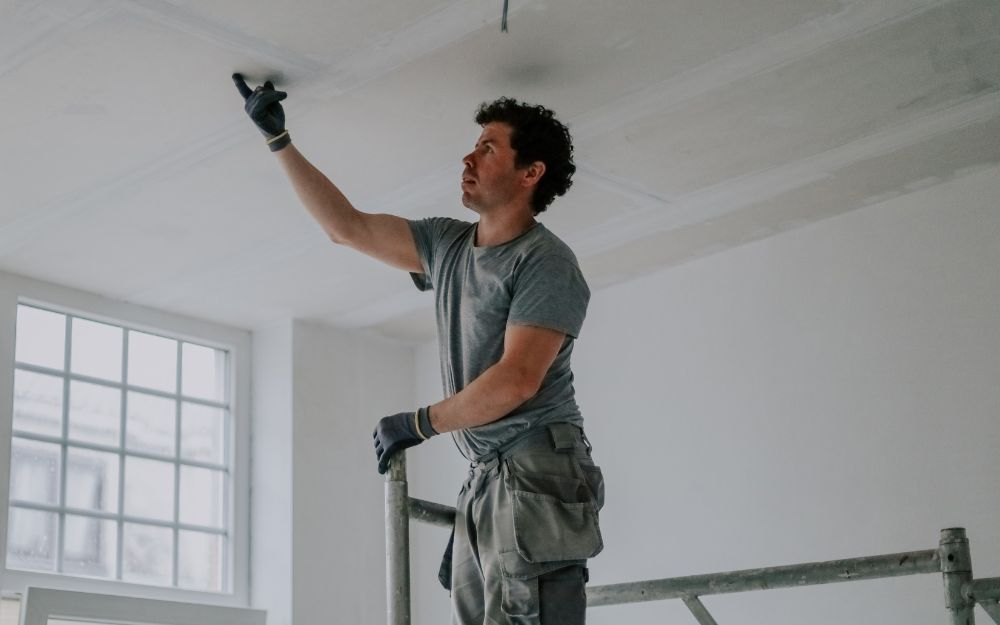 Thực hiện kiểm tra định kỳ giúp phát hiện sớm các dấu hiệu trần bị võng