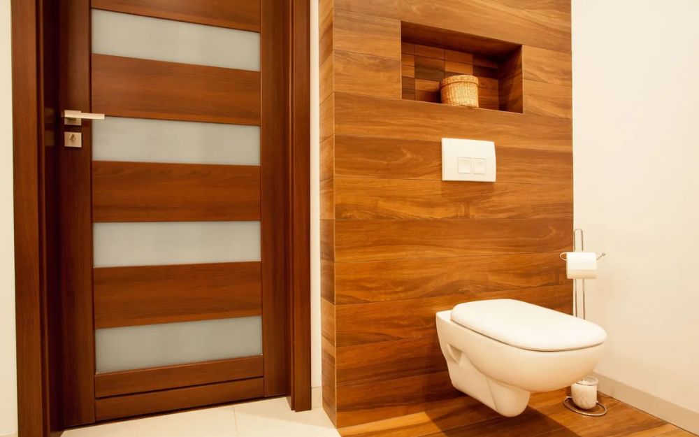 Kích thước cửa phù hợp giúp việc ra vào nhà vệ sinh diễn ra dễ dàng