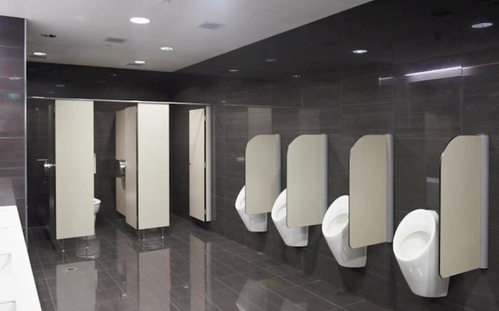 Cửa nhà vệ sinh tại các công trình công cộng thường được thiết kế rộng từ 80 cm đến 90 cm
