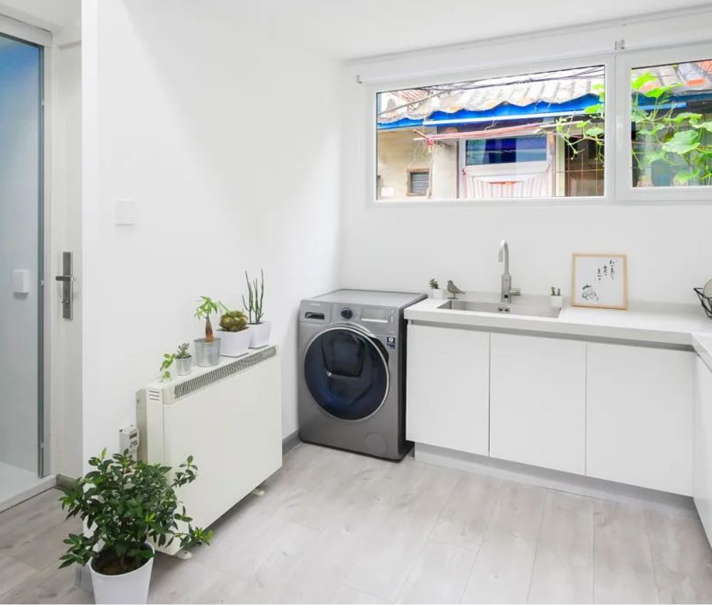 Không nên bố trí bếp đối diện nhà vệ sinh
